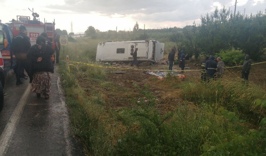 Isparta'da tur minibüsü yoldan çıktı: Ölü ve yaralılar var!