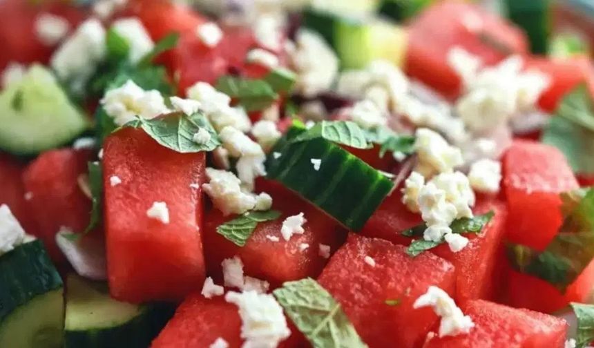 Yaz sofralarının yeni gözdesi: Beyaz peynirli ve rokalı karpuz salatası