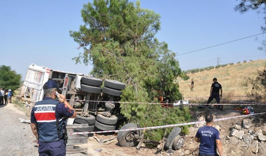 Yolcu otobüsü kamyona çarptı: Sürücü Mehmet Işık hayatını kaybetti, 7 kişi yaralı