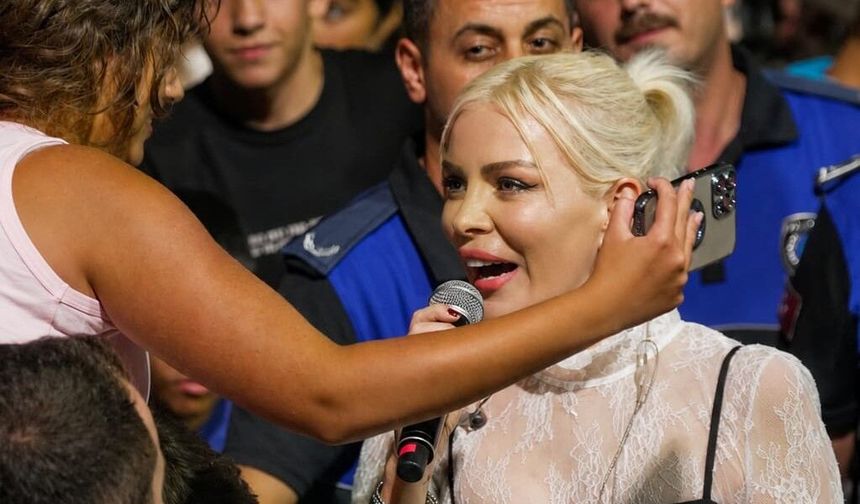 Ömür Gedik konserinde selfie yarışı: Ömür Gedik yürümekte zorlandı