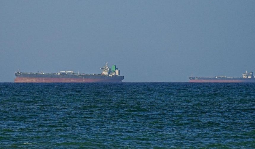 Hürmüz’de sıcak saatler: Tanker yakınında çifte patlama!