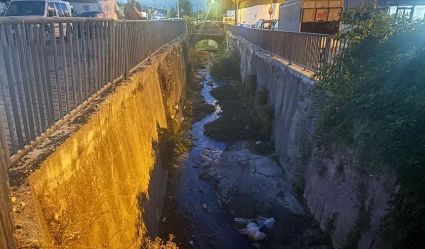 Urla’da kötü koku isyanı, öğretmenden sitem: Ekipmanı ben alayım, yetkiyi verin temizleyeyim
