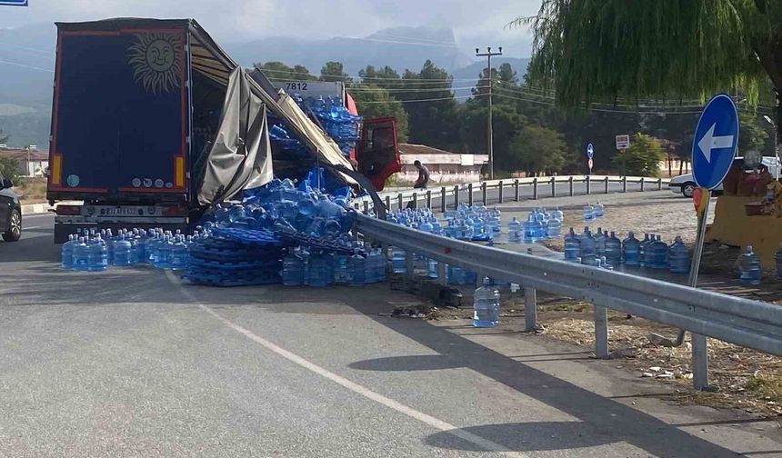 Virajı alamayan su yüklü tır devrildi