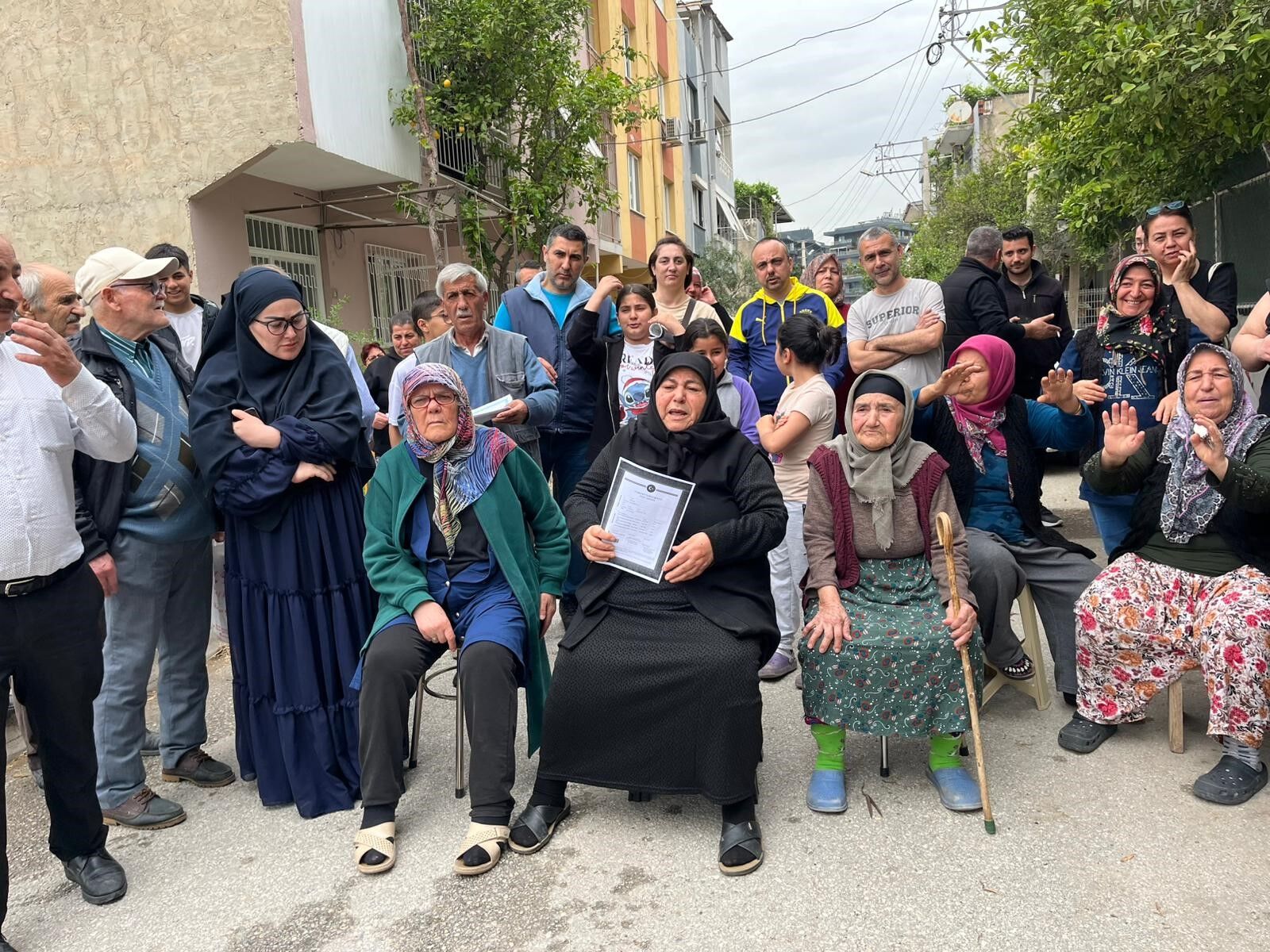 Bornova’da mahalle ayakta: Evlerimizi yıkıp ticaret merkezi yapacaklar-3