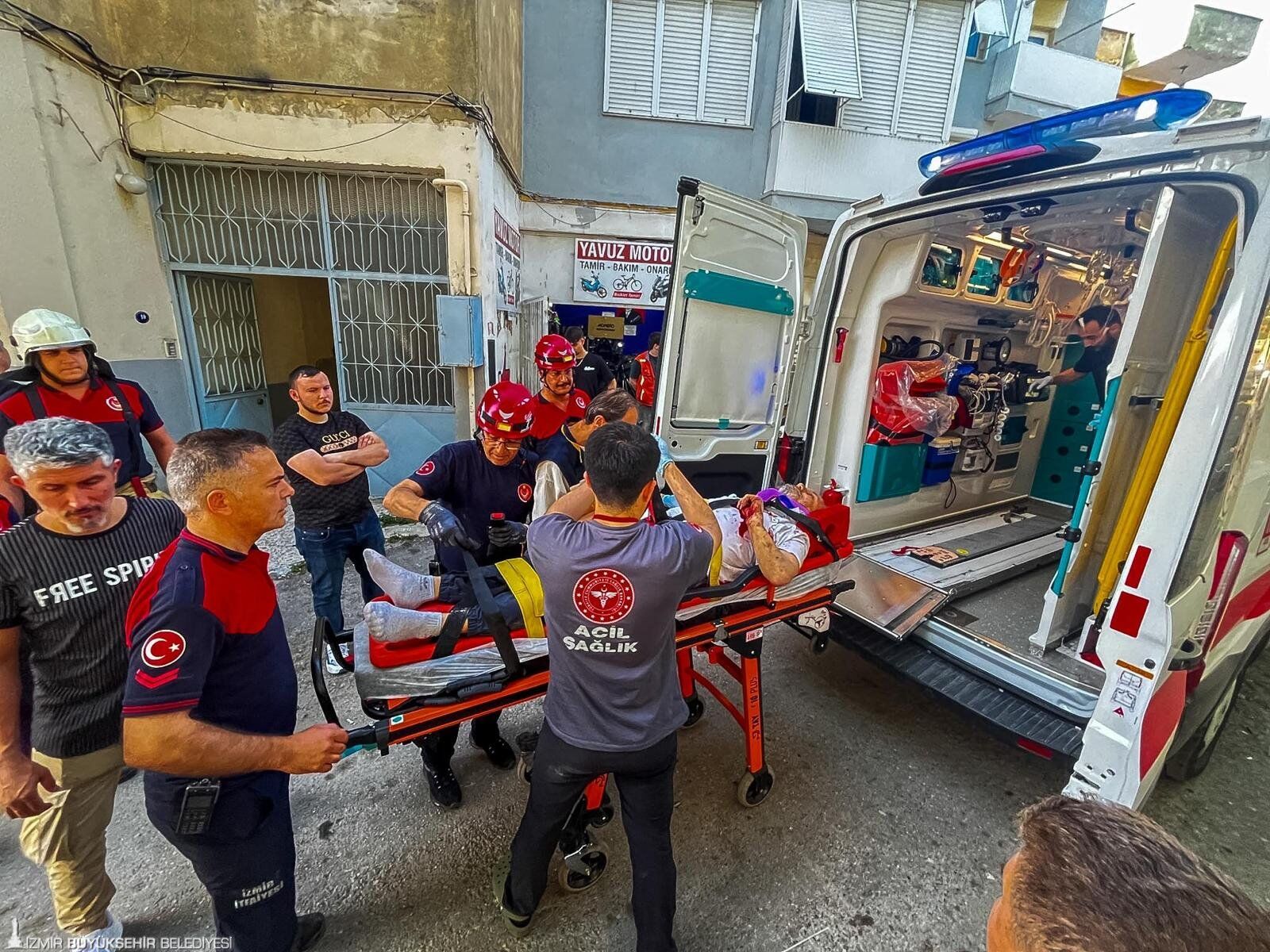 Apartman Boşluğuna Düşen Vatandaşın Imdadına Itfaiye Yetişti 2