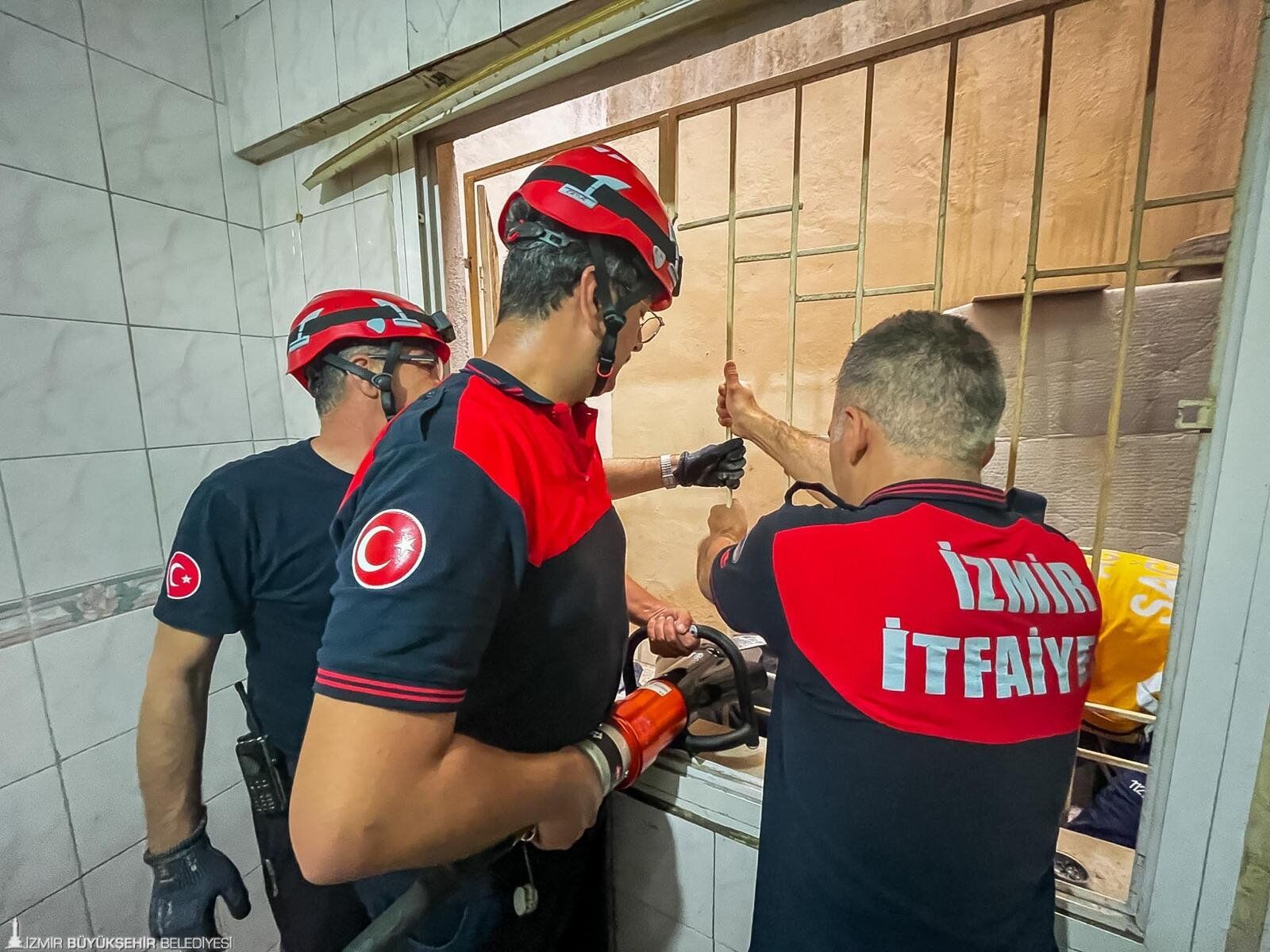 Apartman Boşluğuna Düşen Vatandaşın Imdadına Itfaiye Yetişti 3
