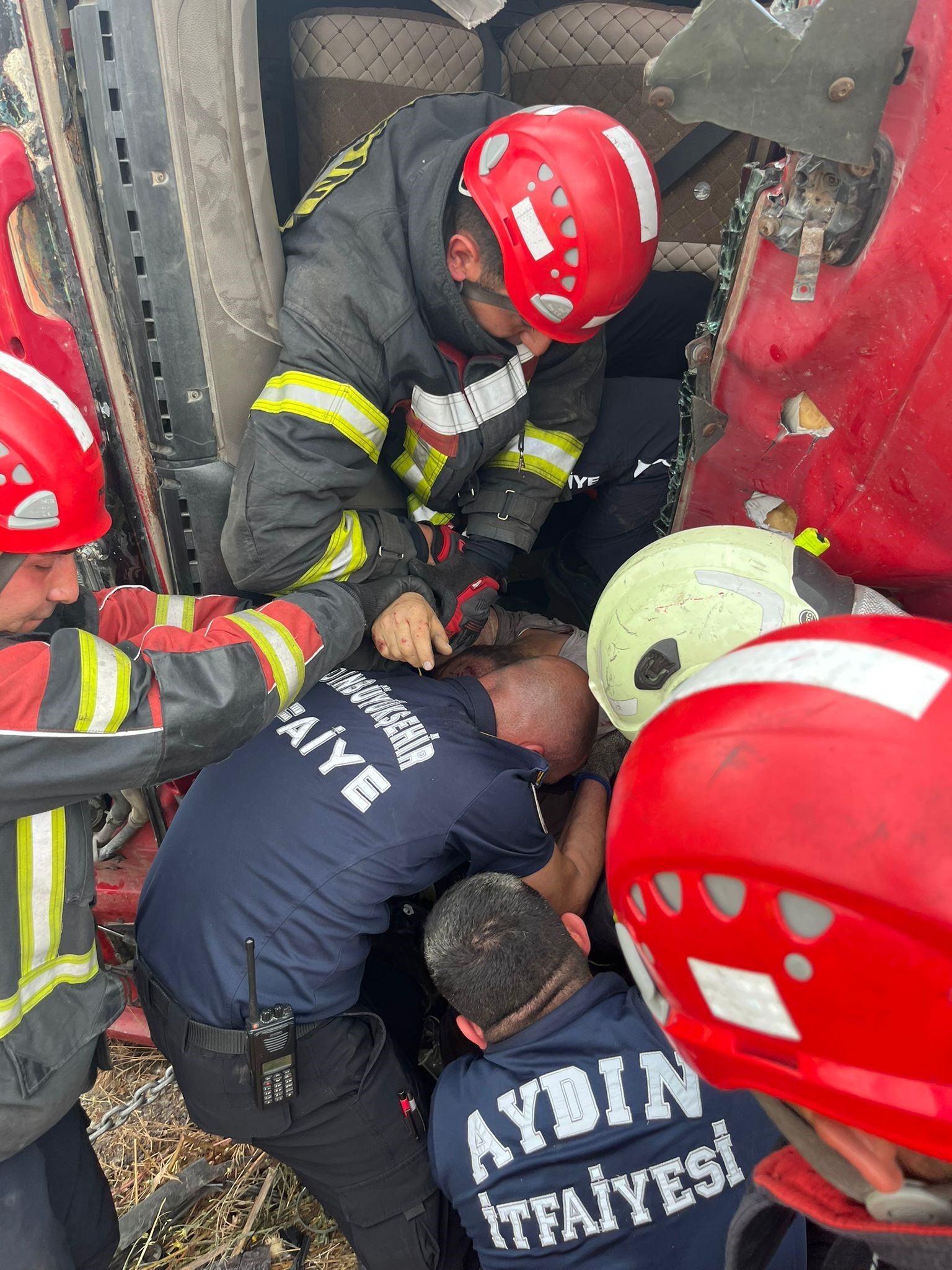 Aydın'da Feci Kaza Tır Devrildi (2)