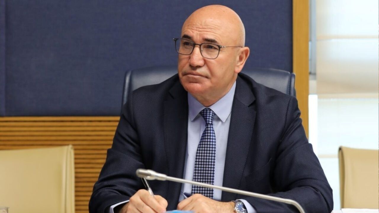 Şanlıurfa’da yaklaşık 30 köy suya erişemiyor! Kamyon kasasındaki tek jeneratörle su verilmesine tepki gösteren YENİ Parti Şanlıurfa Milletvekili Mahmut Tanal, “Günde bir saat elektrikle su pompalamak çaresizliğin ilanıdır” dedi.