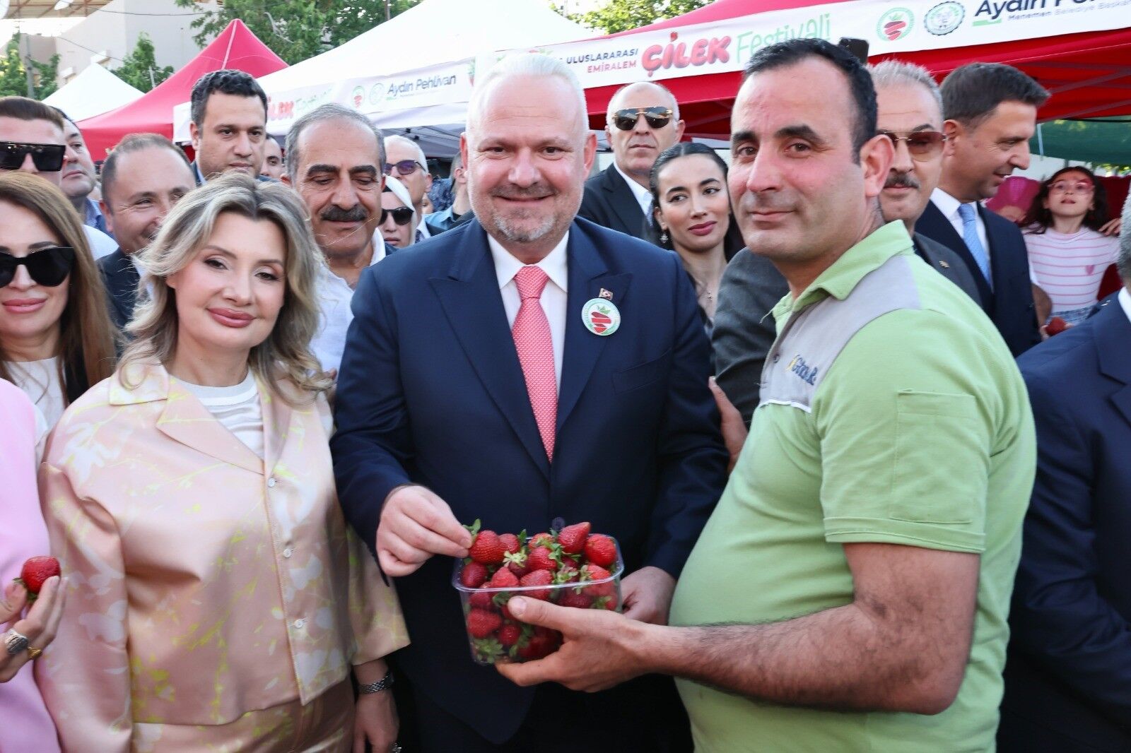 Menemen’de Çilek Kokulu Açılış Uluslar Arası Emiralem Çilek Festivali (1)