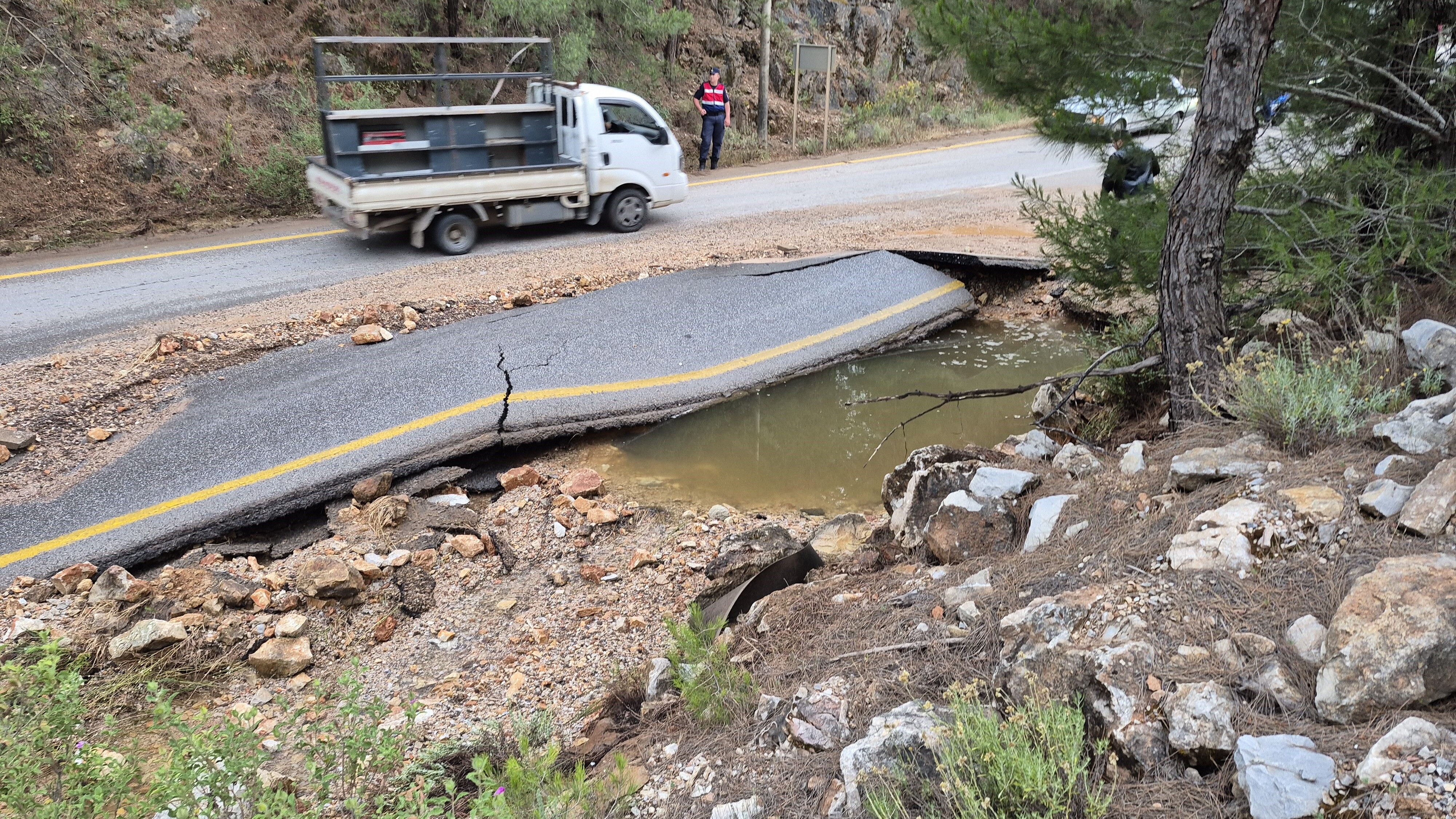 Muğla’da Yol Adeta Kırıldı! (2)