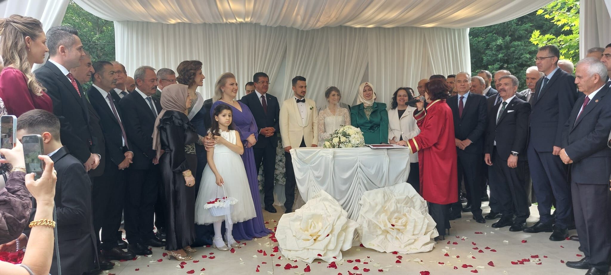 Denizli’de dikkat çeken nikâh! 41 şahit aynı anda sahneye çıktı-1