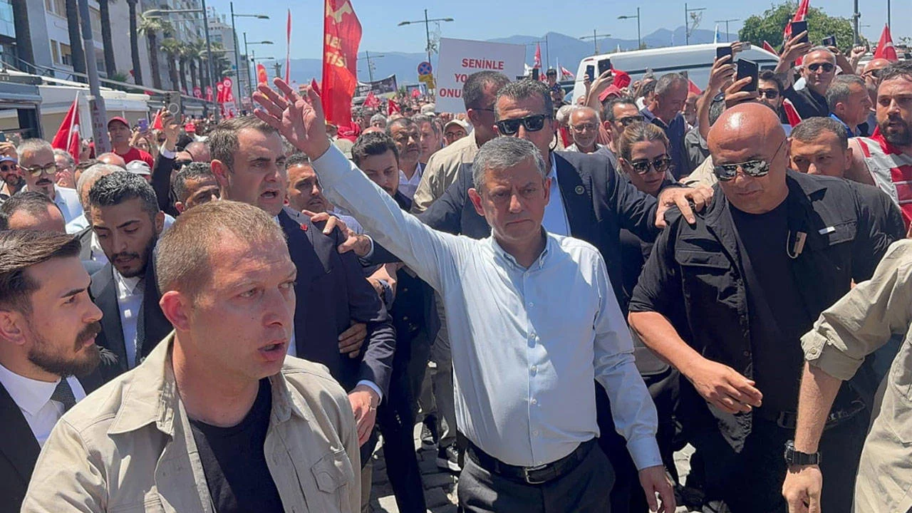 Özel'den Kılıçdaroğlu'na Elini Öpeceğim! 3