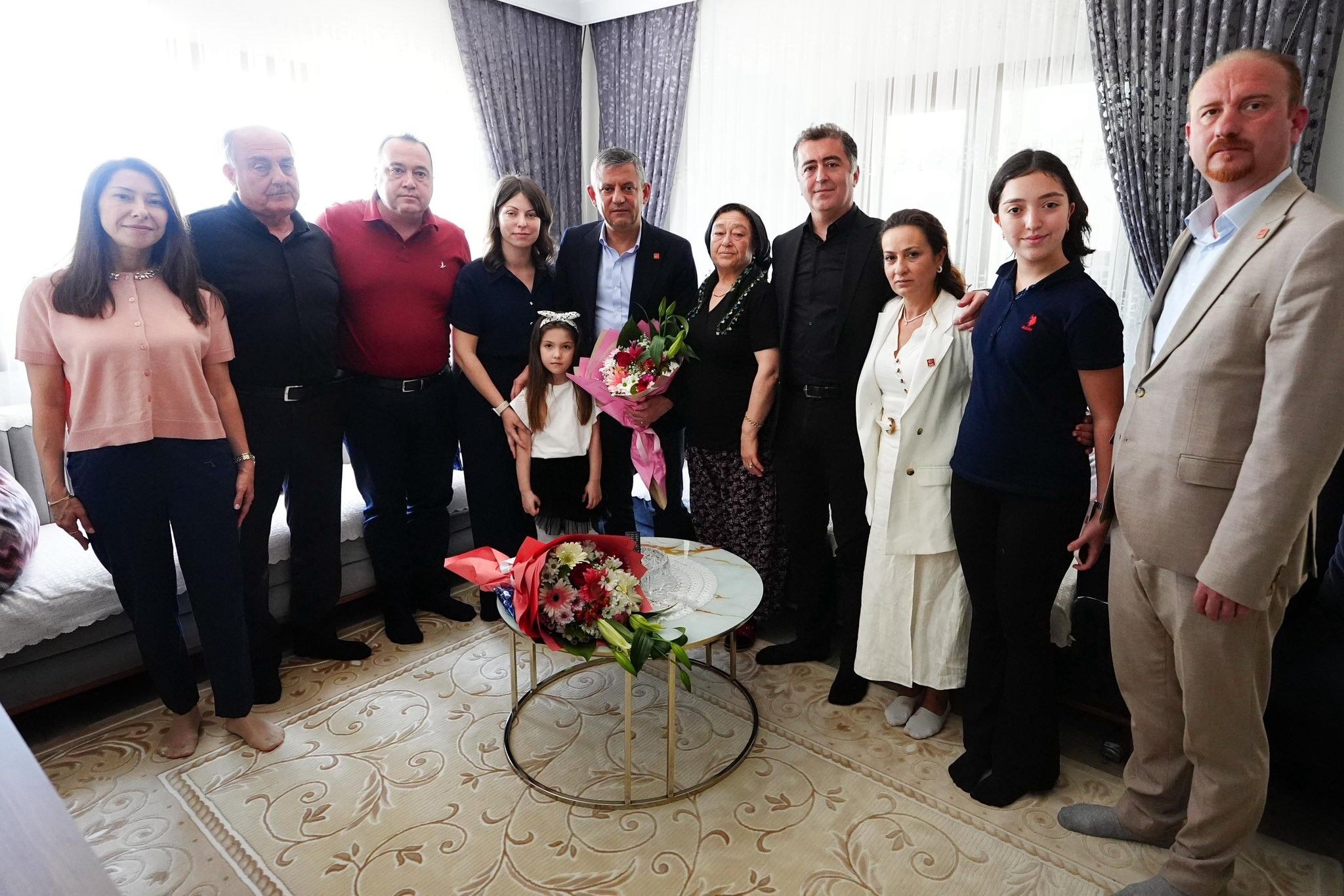 Özgür Özel'den Manisa'da Duygu Dolu Ziyaretler 1