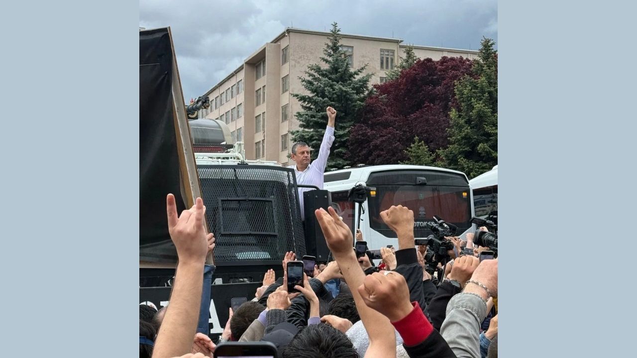 CHP baskınında anbean yaşananlar! Özel'den yeni açıklama: Bugün bir milattır