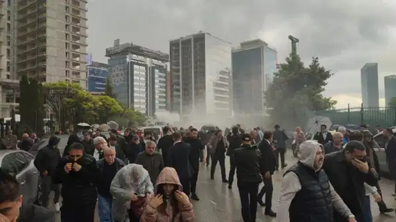 Son Daki̇ka Polis Chp Genel Merkezi'ne Girdi! 2