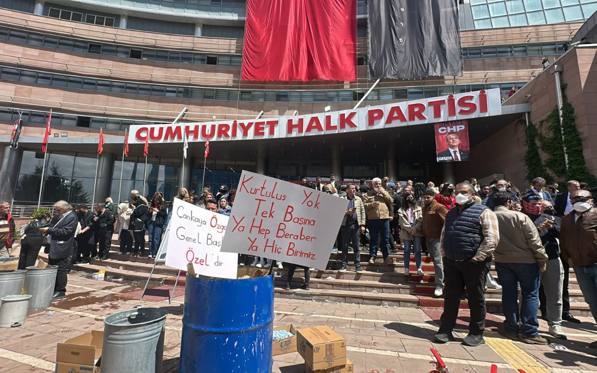 Son Daki̇ka Polis Chp Genel Merkezi'ne Girdi! 3