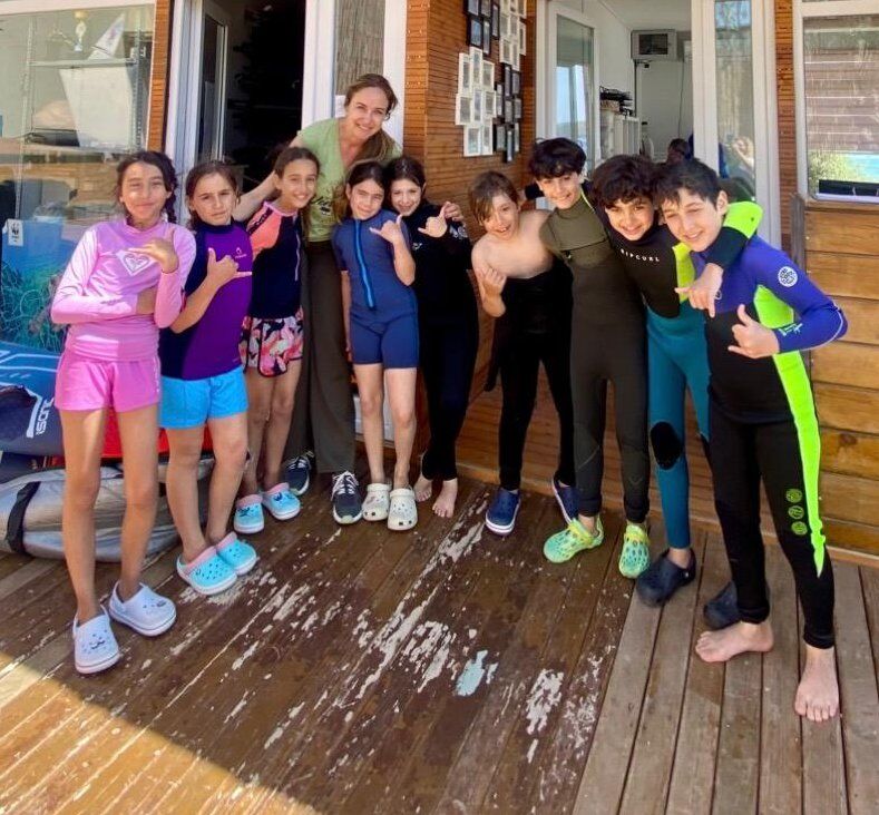 Türkiye’nin rüzgâr sörfündeki öncü isimlerinden Çağla Kubat liderliğindeki Windsurf Akademi, güneş enerjisinden kıyı temizliğine kadar birçok uygulamayla sürdürülebilir spor tesisi modelini hayata geçirdi.