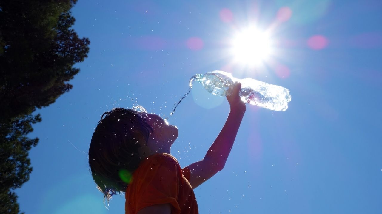İzmir 24 Haziran Çarşamba gününe kavurucu sıcaklarla uyandı! İç kesimlerde termometreler 37 dereceyi zorlarken, uzmanlardan hayati uyarı geldi. İşte ilçe ilçe güncel hava durumu...