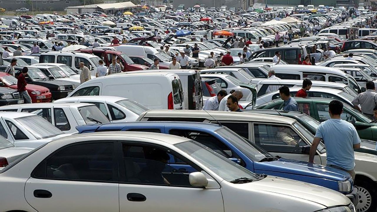 İkinci el araç piyasası mayıs ayında tarihi daralma yaşadı. Kredi muslukları kapanınca ilanlar azaldı ve reel fiyatlar geriledi. C segmenti ile elektrikli otomobiller ise uçuşta.