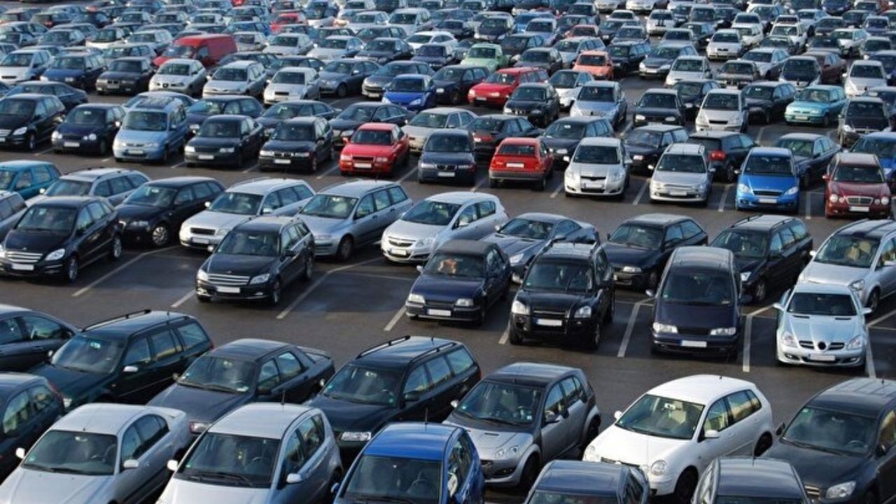 İkinci el araç piyasası mayıs ayında tarihi daralma yaşadı. Kredi muslukları kapanınca ilanlar azaldı ve reel fiyatlar geriledi. C segmenti ile elektrikli otomobiller ise uçuşta.