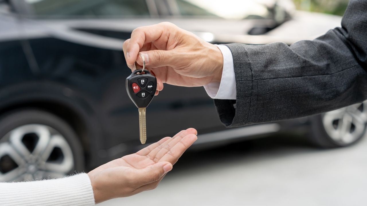 İkinci el araç piyasası mayıs ayında tarihi daralma yaşadı. Kredi muslukları kapanınca ilanlar azaldı ve reel fiyatlar geriledi. C segmenti ile elektrikli otomobiller ise uçuşta.