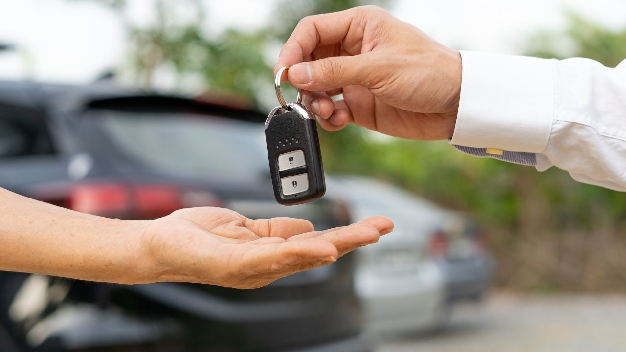 İkinci el araç piyasası mayıs ayında tarihi daralma yaşadı. Kredi muslukları kapanınca ilanlar azaldı ve reel fiyatlar geriledi. C segmenti ile elektrikli otomobiller ise uçuşta.