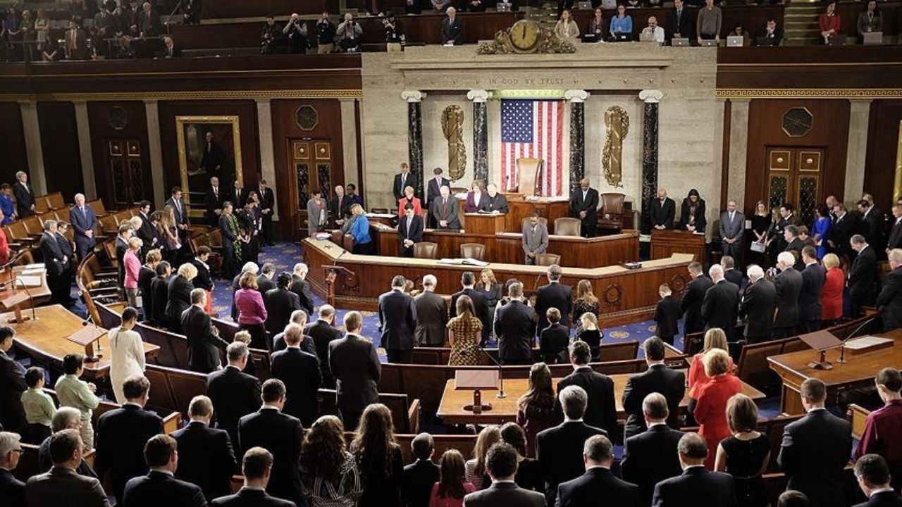 ABD Senatosu, İran askeri operasyonlarının durdurulması için Trump'a karşı tarihi bir karar aldı. Cumhuriyetçi senatörlerin de destek verdiği oylama Kongre tarihinde bir ilk.