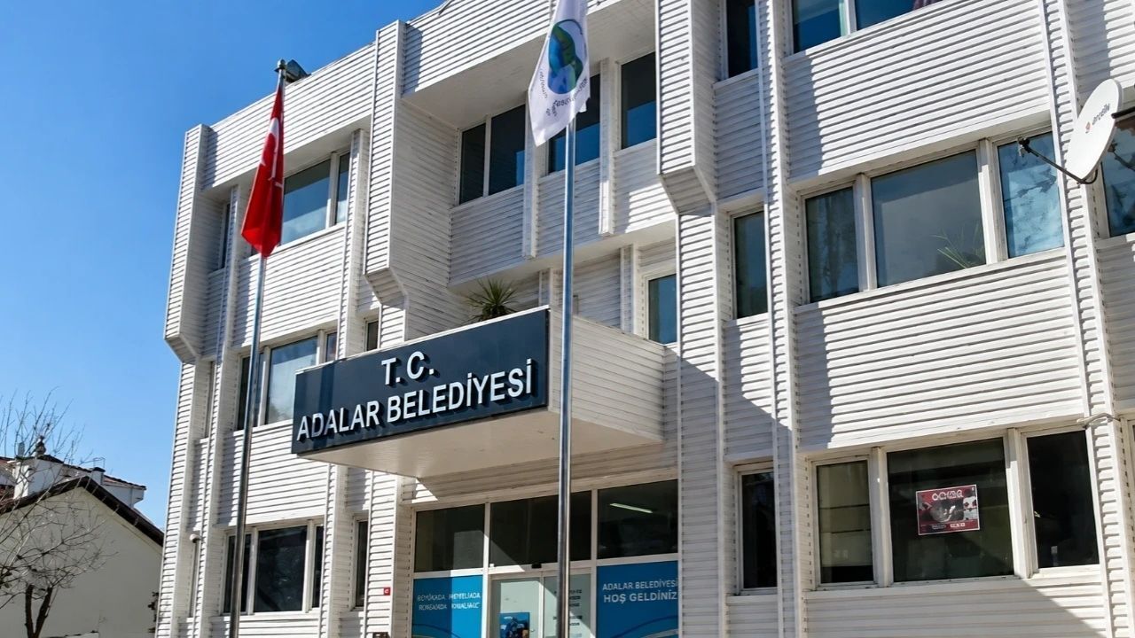 İstanbul merkezli 4 ilde düzenlenen yolsuzluk operasyonunda, Adalar Belediye Başkanı Ali Ercan Akpolat dahil 41 kişi rüşvet ve suç örgütü kurma iddiasıyla gözaltına alındı.