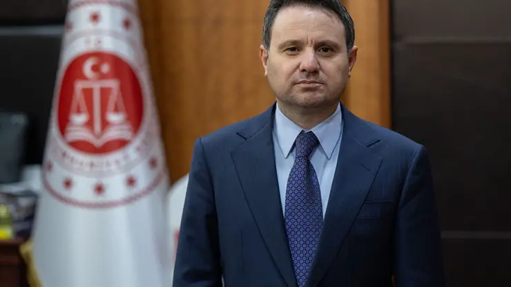 Bakan Akın Gürlek, 81 ile gönderilen genelgeyle dijital çetelerin, suç gelirlerinin ve gençleri hedef alan yapıların kökünün kazınacağını duyurdu.