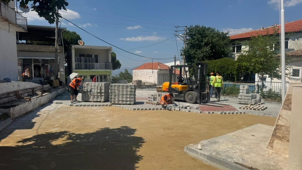 Aydın Büyükşehir Belediyesi, Efeler'den Didim'ye kadar tüm kentte eş zamanlı yol yapım ve onarım çalışmalarıyla ulaşım altyapısını baştan aşağı yeniliyor.