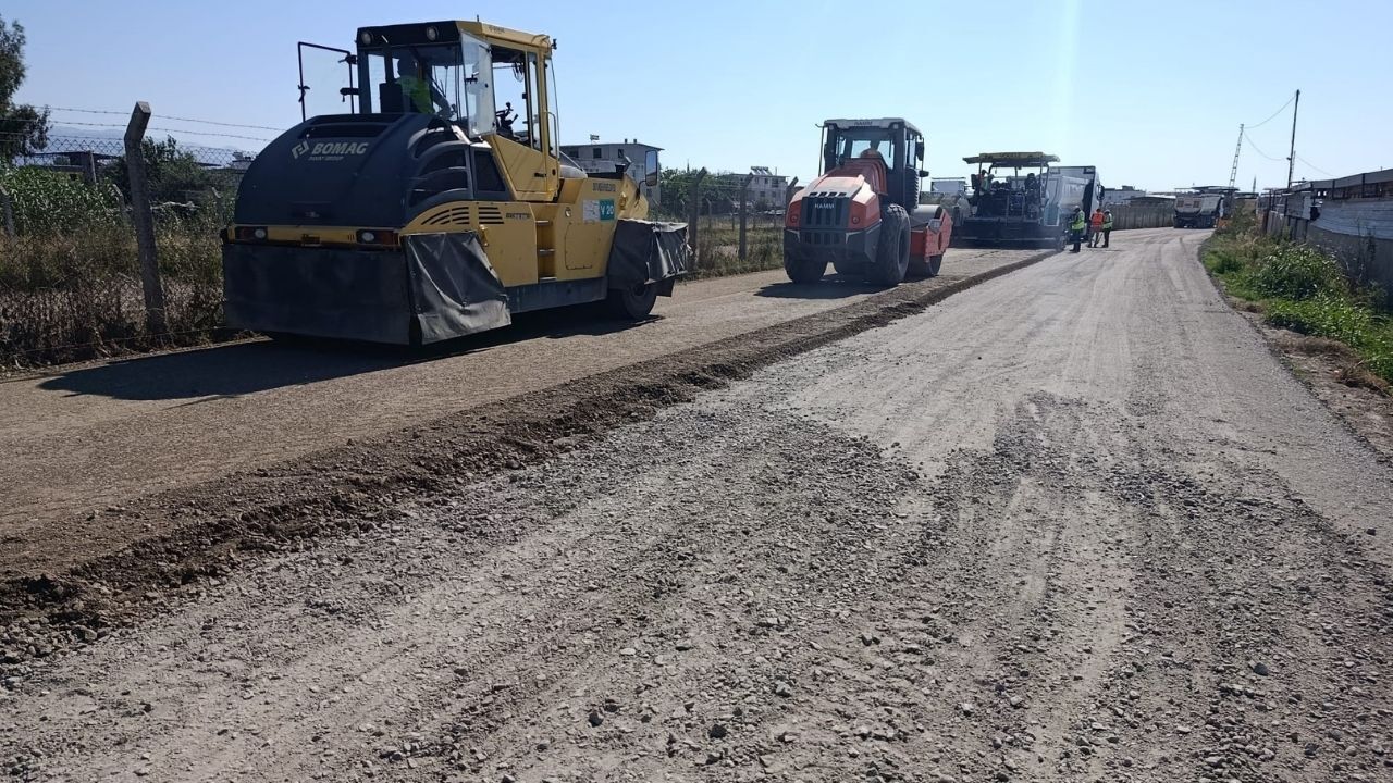 Aydın Büyükşehir Belediyesi, Efeler'den Didim'ye kadar tüm kentte eş zamanlı yol yapım ve onarım çalışmalarıyla ulaşım altyapısını baştan aşağı yeniliyor.