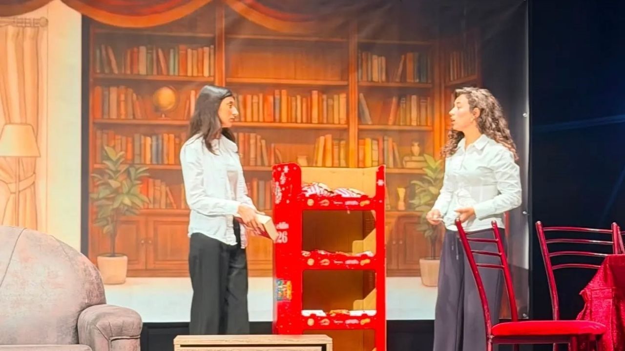 Aydın Sosyal Bilimler Lisesi öğrencilerinin sahnelediği "Aile Saadeti" tiyatro oyunu, Şükran Güngör Kültür Merkezi'nde izleyicilerden büyük alkış ve tam not almayı başardı.