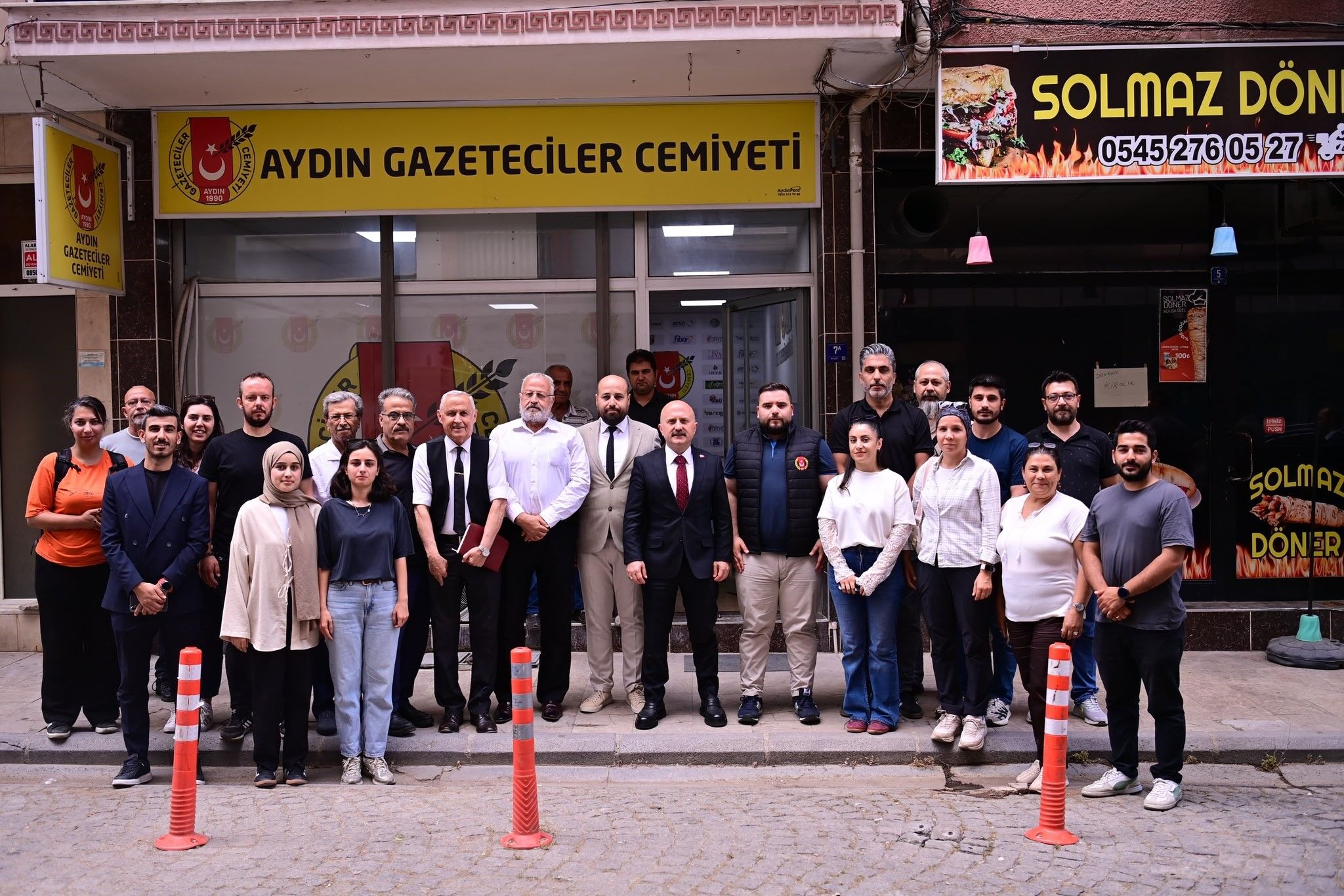 Cemiyet ziyaretlerinde gazetecilerle buluşan Vali Osman Varol, basının kamu kurumları karşısında bireyin hak ve hukukunu koruyan çok önemli bir denetim gücü olduğunu ifade etti.