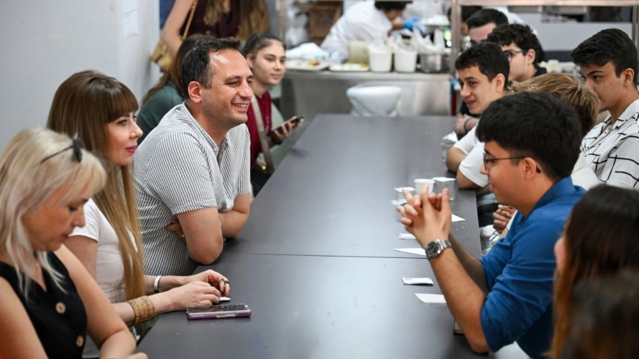 YKS sonrası Bornova'daki Gülşah Durbay Gençlik Merkezi'ni gezen liseliler, 3D printer atölyesi ve yeşil perde stüdyosu gibi modern imkanlara ilk günden üye oldu.