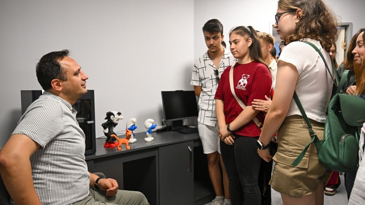 YKS sonrası Bornova'daki Gülşah Durbay Gençlik Merkezi'ni gezen liseliler, 3D printer atölyesi ve yeşil perde stüdyosu gibi modern imkanlara ilk günden üye oldu.