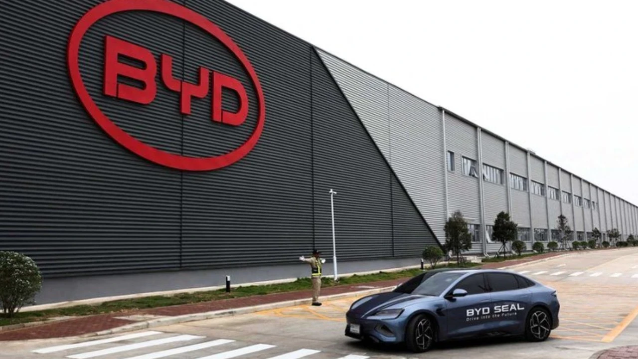 Türkiye hamlesini erteleyip rotayı Macaristan'a çeviren elektrikli araç devi BYD, yeni fabrika inşaatındaki zehirli toprak iddiaları nedeniyle polis soruşturmasıyla karşı karşıya.