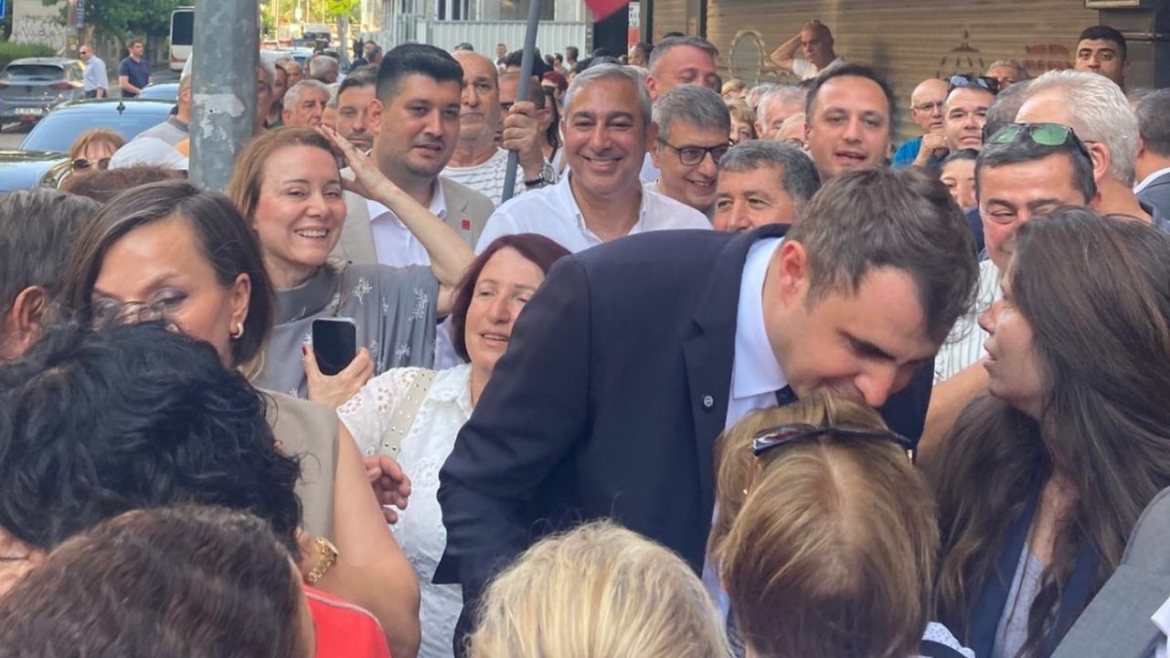 CHP İzmir İl Başkanlığına yönelik gece yarısı operasyonuna tepki gösteren Çağatay Güç, belediye başkanlarıyla birlikte mücadeleyi sokakta büyüteceklerini açıkladı.