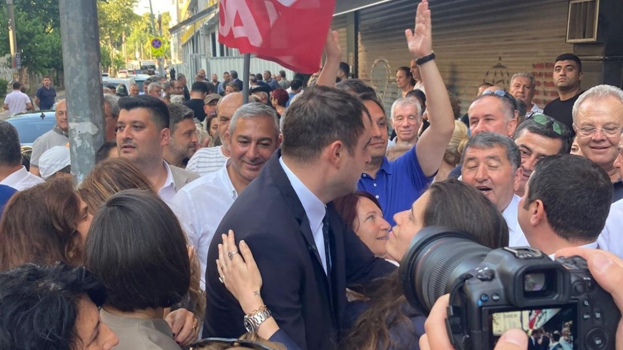 CHP İzmir İl Başkanlığına yönelik gece yarısı operasyonuna tepki gösteren Çağatay Güç, belediye başkanlarıyla birlikte mücadeleyi sokakta büyüteceklerini açıkladı.