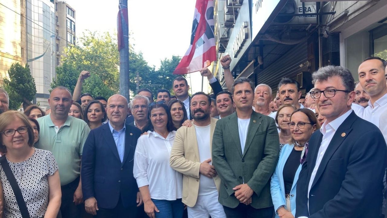 CHP İzmir İl Başkanlığına yönelik gece yarısı operasyonuna tepki gösteren Çağatay Güç, belediye başkanlarıyla birlikte mücadeleyi sokakta büyüteceklerini açıkladı.