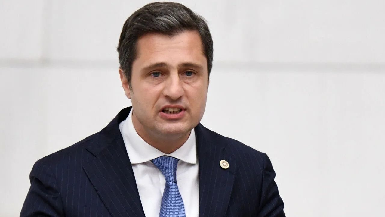 Balçova ve Seferihisar belediye başkanları şafak operasyonuyla gözaltına alındı. CHP Milletvekili Deniz Yücel karara "Bu hukuki değil, siyasi bir baskıdır" diyerek sert tepki gösterdi.