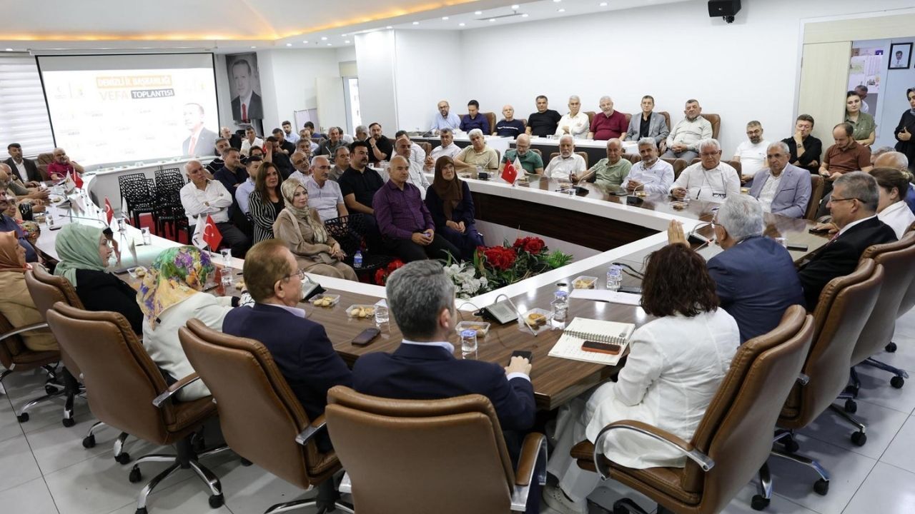 AK Parti Denizli İl Başkanı Muhammet Subaşıoğlu, parti içi birlik, beraberlik ve ahde vefa vizyonu doğrultusunda anlamlı bir buluşmaya imza attı. İl Başkanı Subaşıoğlu, önceki dönemlerde AK Parti Denizli il yönetimlerinde görev almış yöneticilerle "Vefa Buluşması"nda bir araya geldi. 