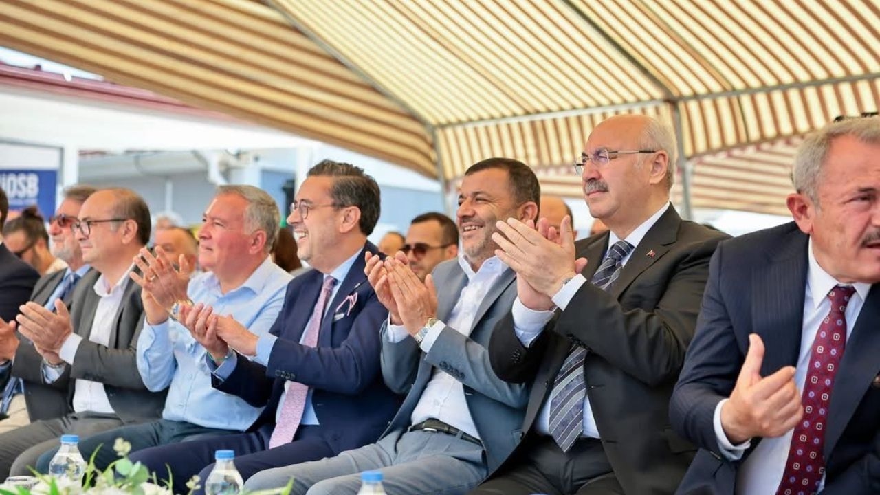Denizli’nin sanayi geleceğine yön vermesi hedeflenen Denizli Makina İhtisas Organize Sanayi Bölgesi’nde (DEMİOSB), yatırımcılar için hazırlanan sanayi parselleri ile tedarikçi firmalara yönelik ticari alanların tanıtımı gerçekleştirildi.