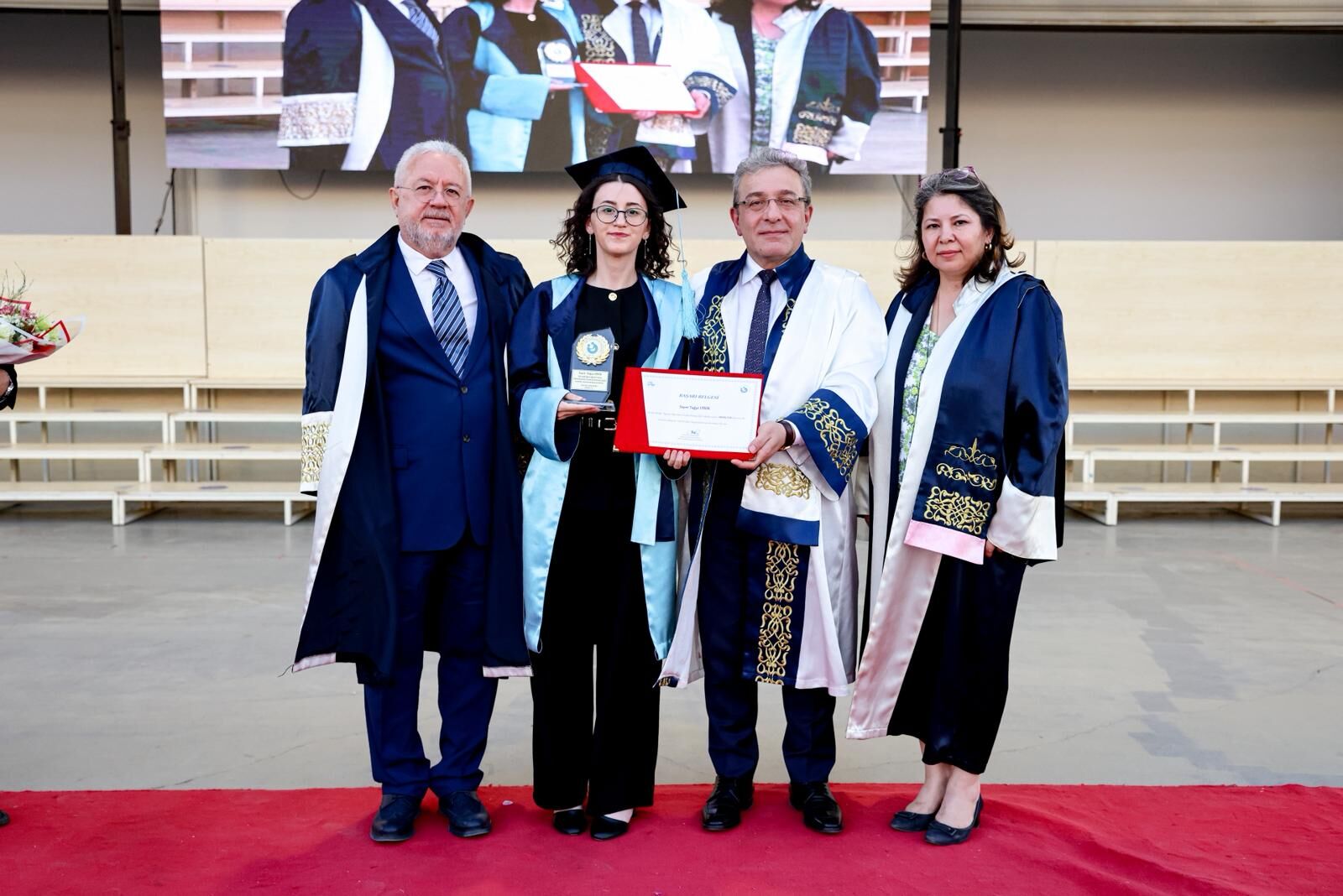 Dokuz Eylül Üniversitesi Hemşirelik Fakültesi mezuniyet töreninde, aynı bölümü bitiren 22 yaşındaki tek yumurta ikizleri Aleyna ve İlayda Yurdakul kardeşler tüm dikkatleri üzerine çekti.