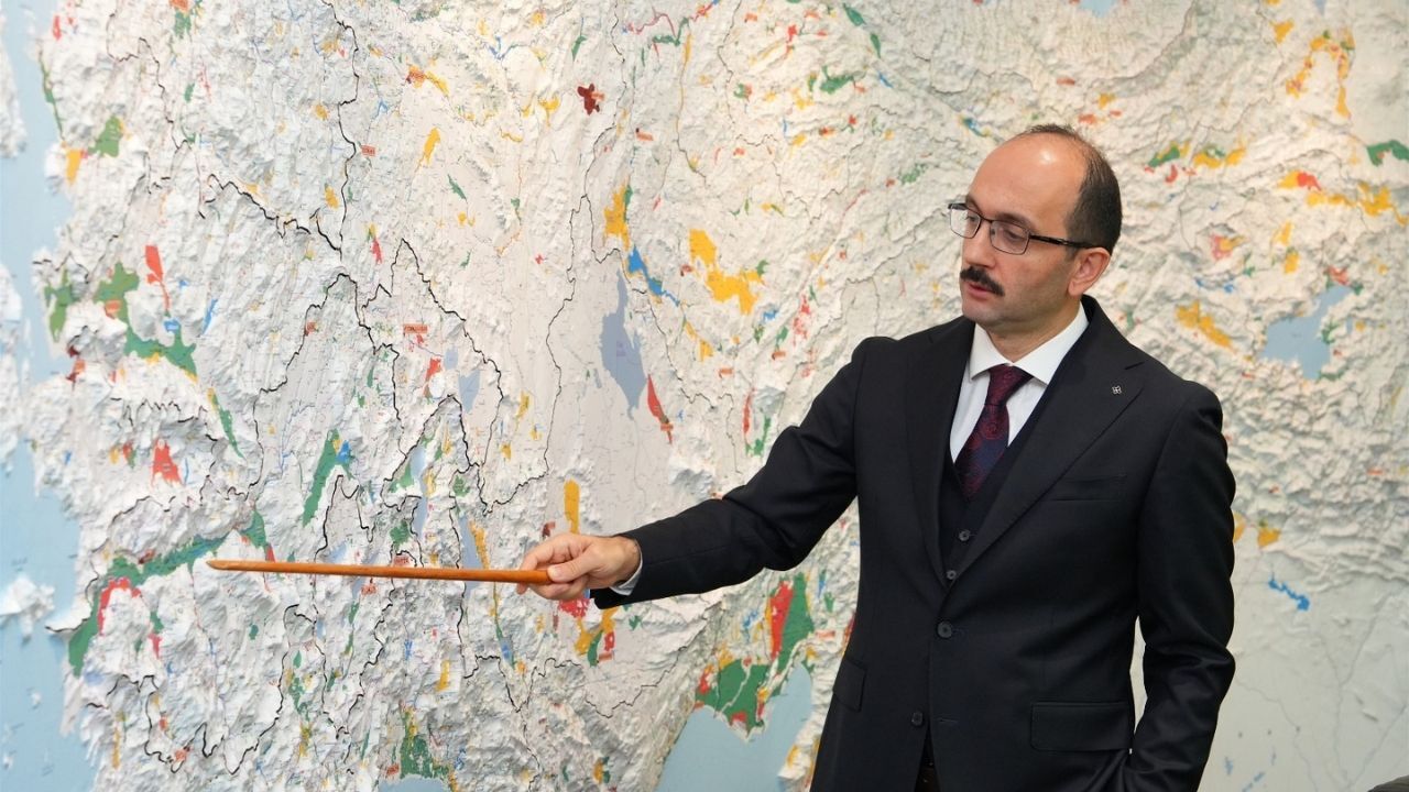 Ödemiş'te tarihi anlar yaşayan Rahmanlar Barajı yüzde 100 doluluğa ulaştı. Bölge üreticisine bu yaz 152 milyon liralık dev bir ek gelir kapısı aralanıyor.