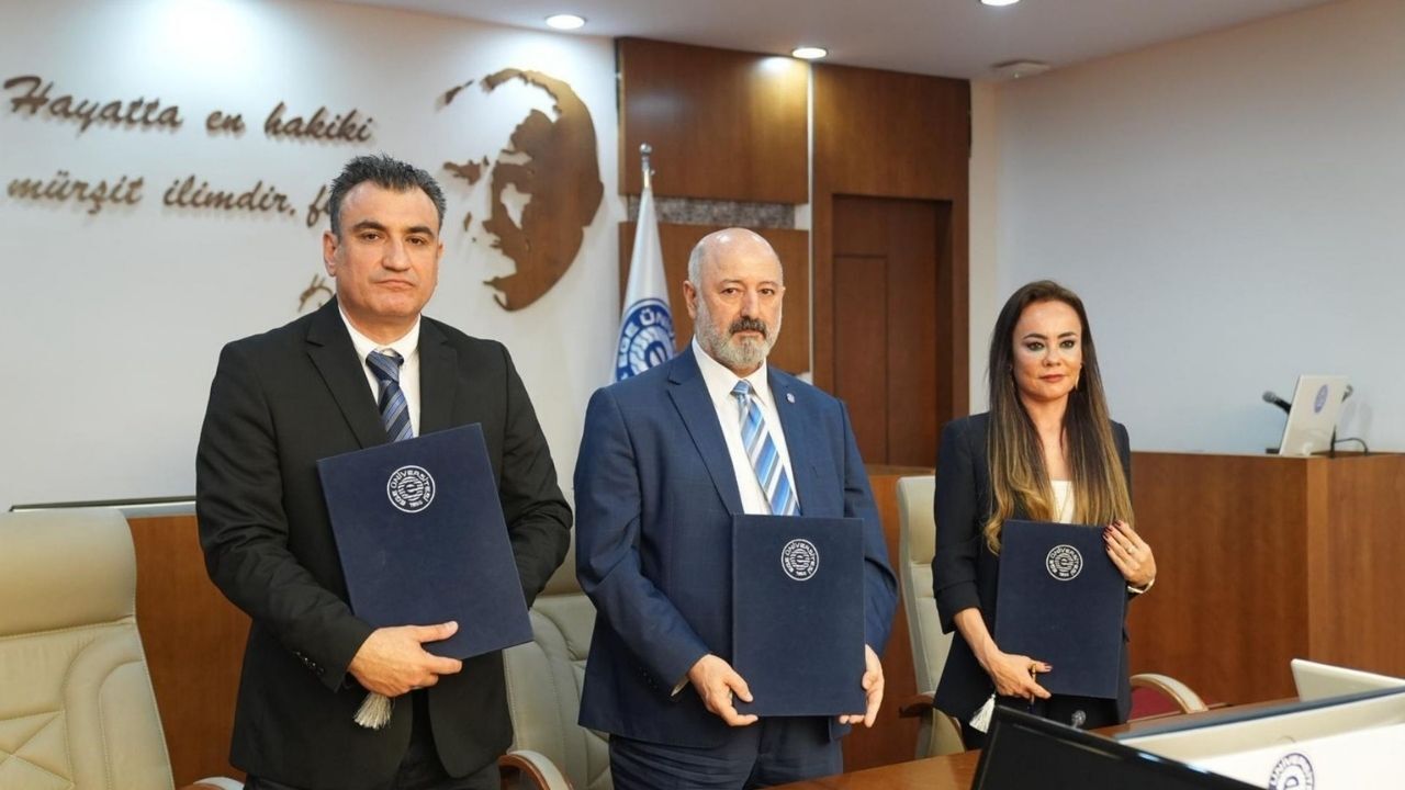 Ege MYO, Elmaslar Mimarlık ve BY KEPİ ile mesleki eğitimi destekleyen kritik protokollere imza attı. Tasarım öğrencilerine her yıl düzenli staj ve iş imkanı sunulacak.