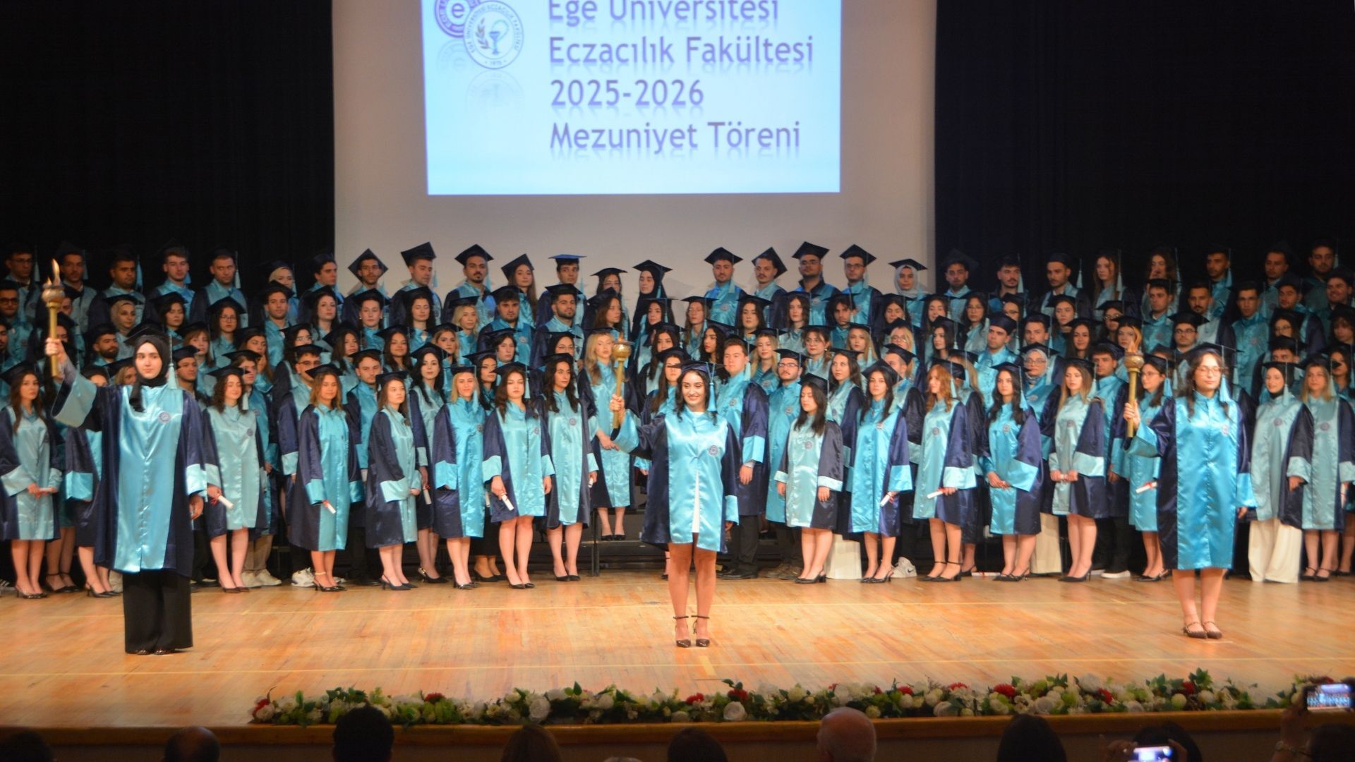 Eü Eczacılık Fakültesi 51’Inci Dönem Mezunlarını Sağlık Sektörüne Uğurladı (8)