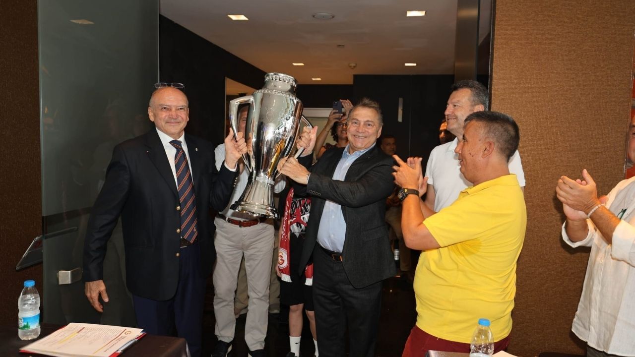Galatasaray’ın 26. Şampiyonluk kutlamaları kapsamında İzmir’de de bir dizi etkinlik düzenlendi. Bu kapsamda İzmir Galatasaylılar Derneği Lokalinin resmi açılışı yapıldı. Atatürk Anıtına çelek konuldu ve Mövenpick Otel’de geleneksel Pilav Günü düzenlendi.