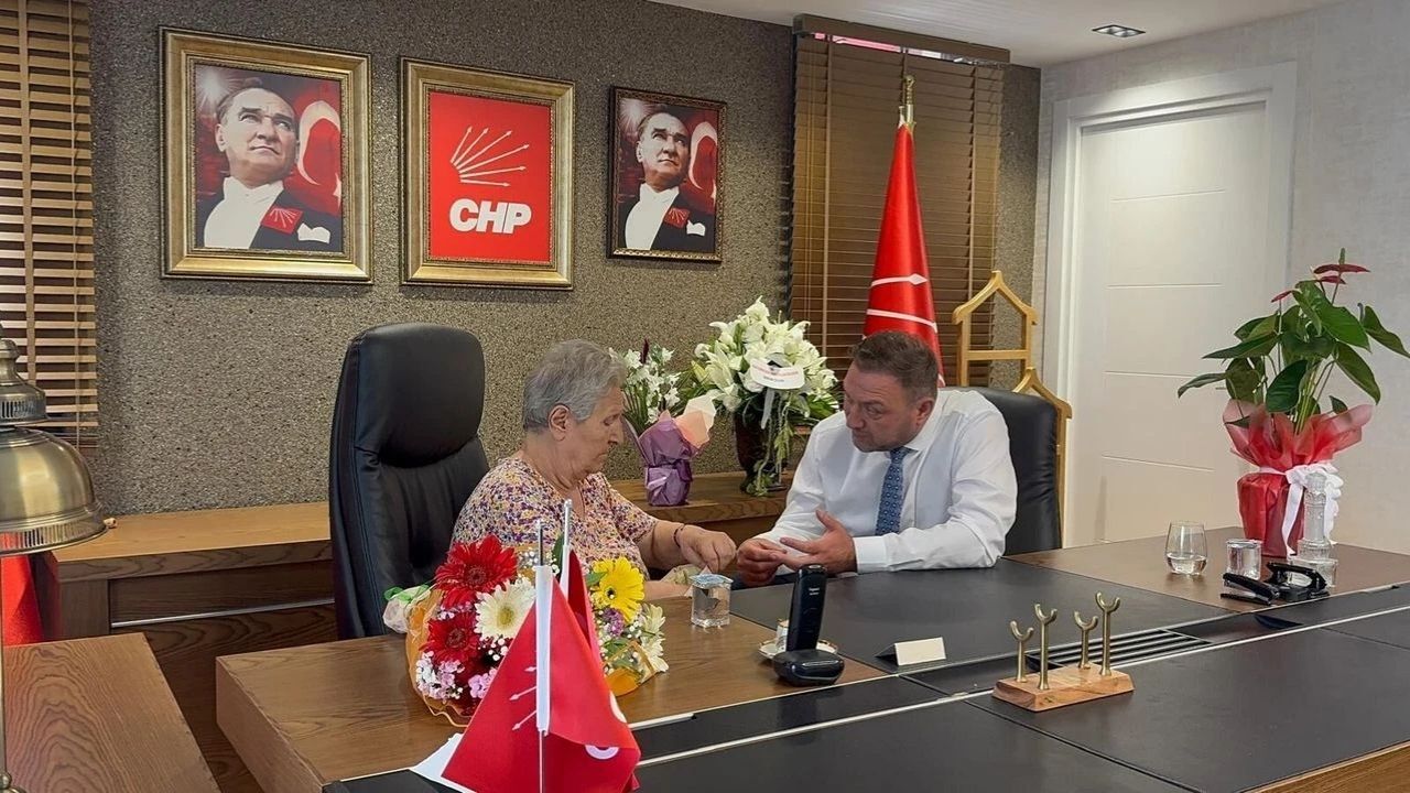 CHP İzmir İl Başkanlığına getirilen Utku Gümrükçü, parti içi çekişmelere tepki gösteren kıdemli üyenin uyarısına makamını devrederek yanıt verdi. Teşkilata birlik ve beraberlik mesajı gönderildi.