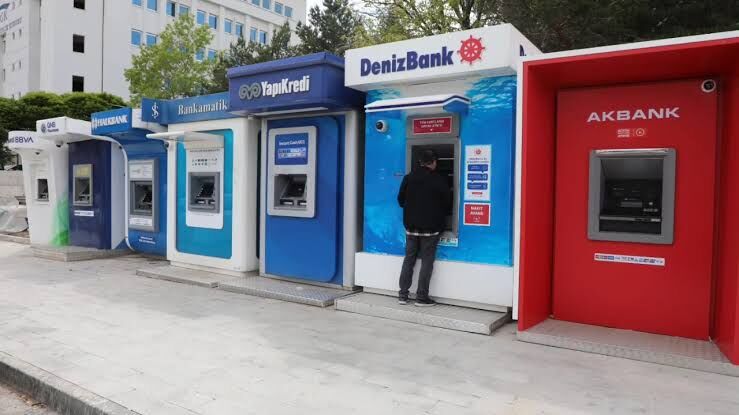 IBAN kiralama suçu ve cezası değişiyor. Yeni yargı paketine göre banka hesabını başkasına kullandırmanın cezası 1 ile 3 yıl arasına çekilebilir. Peki kimler ceza indirimi alacak?