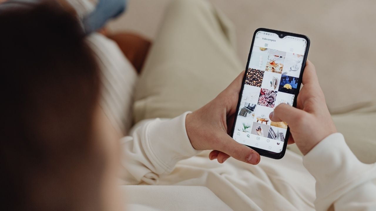 akip etmediğiniz hesapların videolarından sıkıldınız mı? Instagram'ın test ettiği yeni "Algoritmanız" özelliği ile neleri görüp neleri gizleyeceğinizi bizzat siz belirleyin. İşte tüm detaylar ve kullanıcılara sunulacak yeni kontrol paneli..
